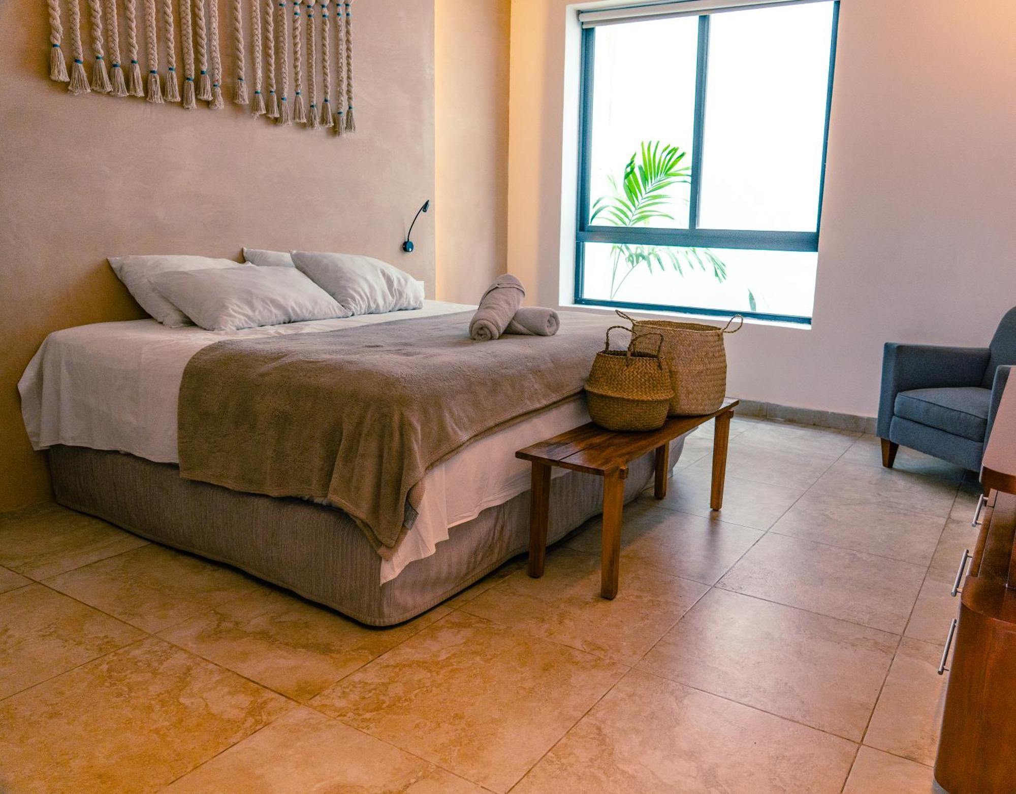 Deluxe 1 Kingsize Bed Room